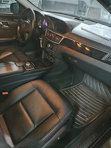 Другие автомобили: Седан бизнес‑класса темно‑бордового цвета. Кузов — классический — 7