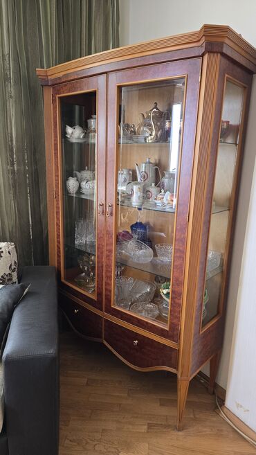 divan sekilleri: Qədimi üslubda hazırlanmış bu mebel dəsti zərif oyma detalları və