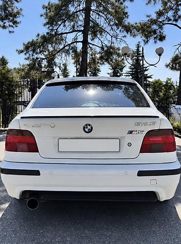 şüşə qaldıran: BMW 5 Series E39 sedan – ağ rəngdə. - Eksteryer: M paket üslublu — 2