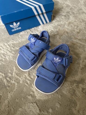 сандалии детские: Детские сандали Adidas. Идеальное состояние. Размер 20. 500 сом