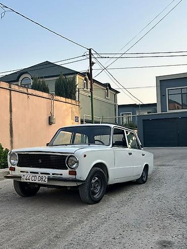 yeni vaz 21011: VAZ 2101, ağ rəng, sedan kuzov. Xüsusiyyətlər: - Klassik dizayn, 4 — 6