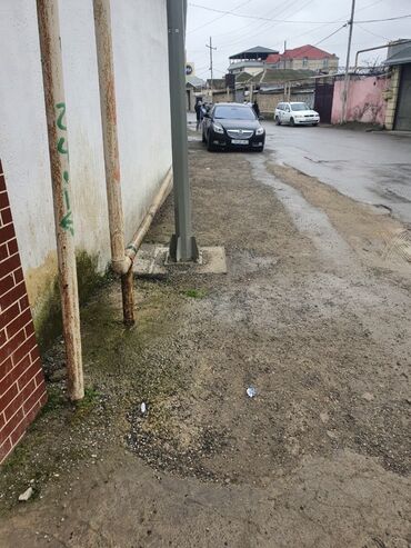 Mağazalar: 90kvlıq obyekt. Qeyri yaşayış çıxarışı var. Bütün kommunal sistemlə — 7