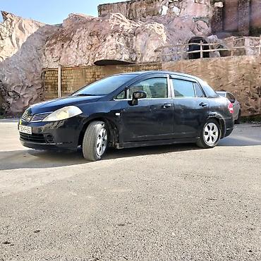 nişan tida: Nissan Tiida sedan – qara rəng, 4 qapı, AZ dövlət nömrə nişanı — 5