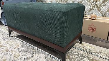 Пуфики: Элегантная банкетка прямоугольной формы, обтянутая мягкой тканью — 35