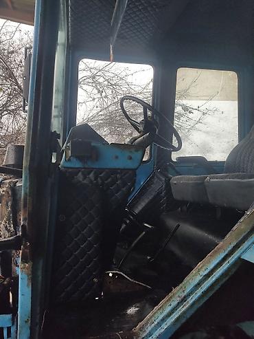 Traktorlar: Mavi rəngli təkərli kənd təsərrüfatı traktoru ili 1992 ki tam zavoduu — 9