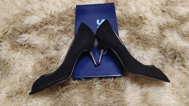 Γυναικεία είδη Υπόδησης: Παπούτσια.

Πολύ άνετα, μέγεθος 39 — 4