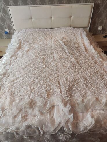 yun saplar: Yataq üçün Qaşlı rəng - Ağ Yataq örtüyü