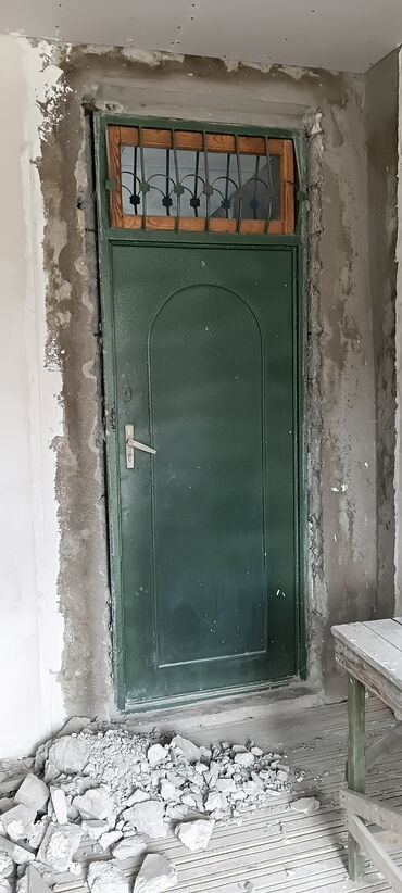 agac qapi: Metal giriş qapısı 2.40×90 ölçüsundə. Şveyler ramka. Normal haldadır