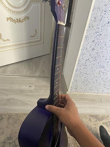 струны: Акустическая гитара 4/4, форма дредноут с вырезом (cutaway). Корпус и — 4
