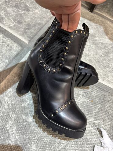 артопедическая обувь: Одевала один раз Женские ботильоны на высоком устойчивом каблуке. -