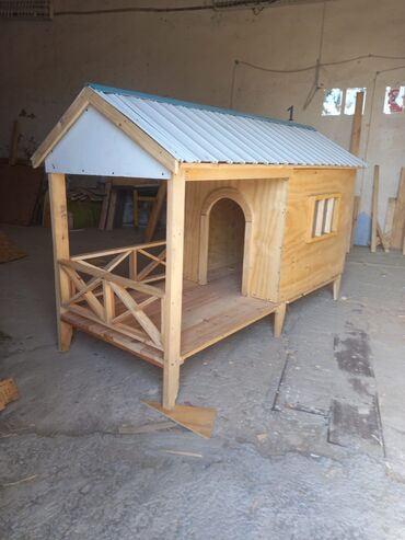 аксессуары и одежда для собак: Продается домик для собак, изготовлен из качественного дерева