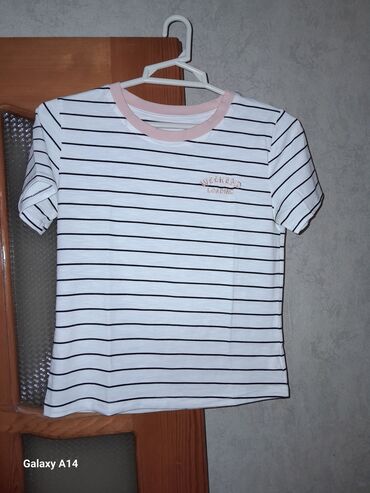cins pencekler instagram: Qadın T-shirt - Rəng və naxış: Ağ fon üzərində nazik qara üfüqi