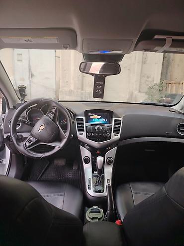 seat leon fr: Chevrolet Cruze sedan – ağ rəng Xüsusiyyətlər: - Korpusu: 4 qapılı — 8