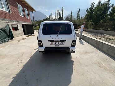70 сом: ВАЗ (ЛАДА) 4x4 Niva: 2008 г., 1.7 л, Кол менен иштөөчү, Бензин, Жол тандабас — 6