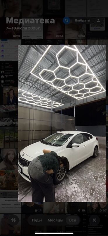 кия серато: Белый седан Kia Cerato с четырехдверным кузовом, выполненный в