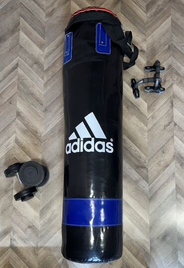 Boks kisələri: Qara rəngdə, üzərində ağ Adidas loqosu olan boks kisəsi. Boks məşqləri