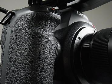 camera sony: Кинокамера Canon EOS C100 + Sigma 18-35 1.8 Art. Накамерный монитор — 10