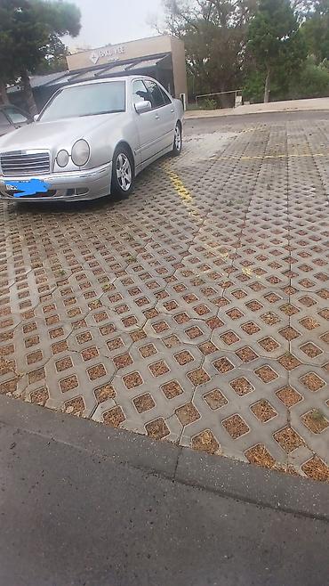 w210 duman: Mercedes-Benz E‑Class sedan (W210), gümüş rəng. - Kuzov: 4 qapılı — 7