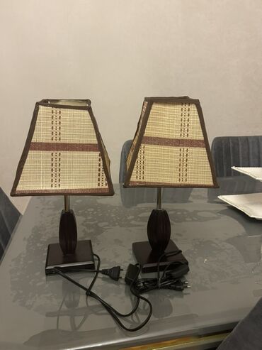 taxta qaşıq: İki ədəd masa lampası dəsti - Korpus: tünd qəhvəyi rəngdə, kvadrat