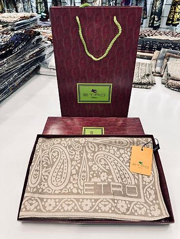 Baş geyimləri: Şarf qutuda - Brend: Louis Vuitton – monoqram naxışlı, təmtəraqlı — 4