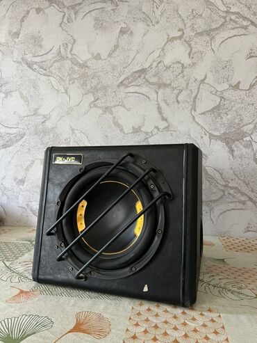 Сабвуферы для авто: Сабвуфер DK-JVC в черном корпусе с защитной решеткой. Золотистый