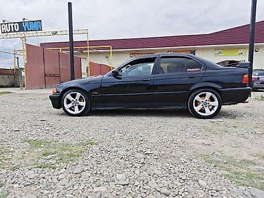 BMW: BMW 3 Series E36 sedan – tünd qara rəngdə, aerodinamik arxa spoylerli — 3