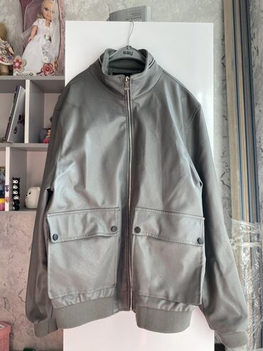 yun koynekler: Boz rəngli kişi/jins unisex üslubunda qısa gödəkcə. Xüsusiyyətlər: -