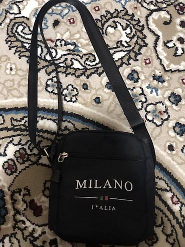 bolt sumka: Qara rəngli çiyin çantası. Ön hissəsində “MILANO ITALIA” yazısı və — 1
