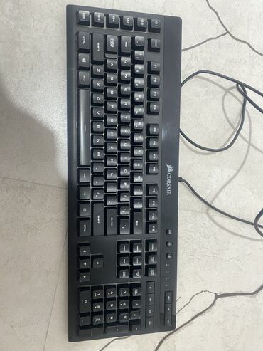 jednorog maska: Crna tastatura marke Corsair. Poseduje numerički deo i standardni
