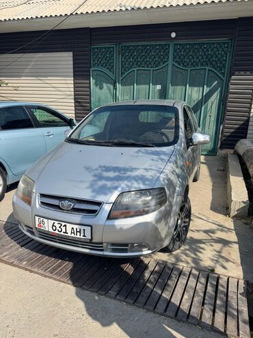 купить один диск на авто: Серебристый хэтчбек Daewoo Aveo, припаркованный перед домом
