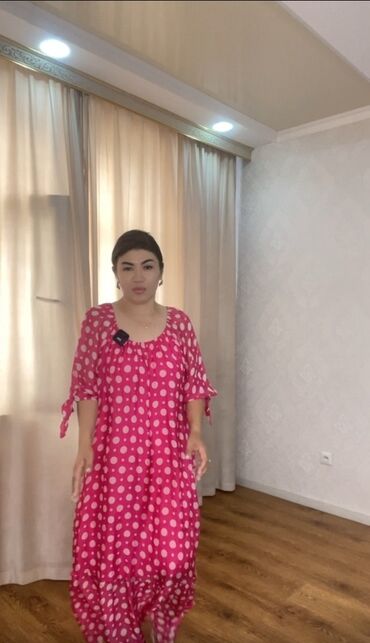 черное обтягивающее платье до колена: Элегантное женское платье свободного кроя, выполненное в ярком цвете