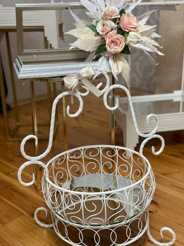 Stend vitrinləri: Ağ rəngdə qarışıq güllərlə 14 ədədli xonça dəsti satılır. Üzərində — 13