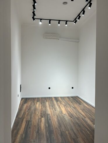 Restoran, kafelər: İcarəyə obyekt – şəhər mərkəzində, tarixi binaların sırasındakı küçədə — 9