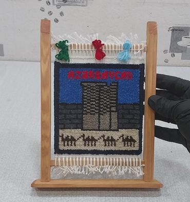 Hədiyyələr: Xalça toxuculuq dəsti – Azərbaycan motivli, əl işidir. Dəstdə ağacdan — 3