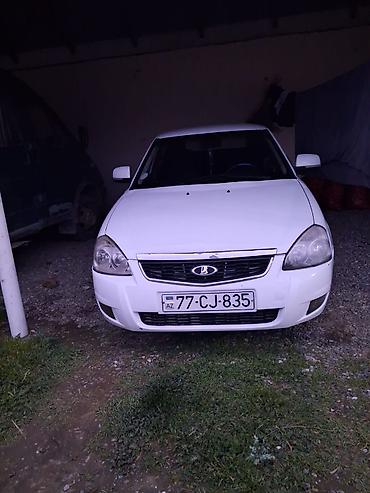 VAZ (LADA): Lada Priora sedan, ağ rəng. - Nömrə: 77-CJ-835 (AZ) - Mühərrik: benzin — 10