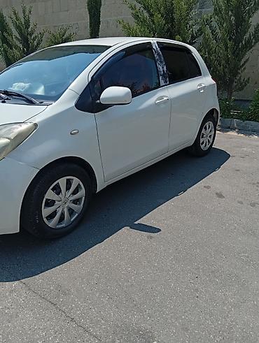 yaris masini: Toyota Yaris hatchback (ağ rəng). Şəhər içi üçün sərfəli və rahat — 6