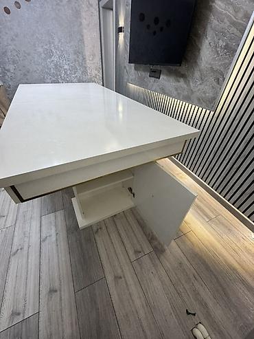 Masalar: Ağ rəngli, modern dizaynda böyük ölçülü masa. - Material: yüksək — 3