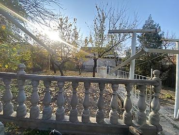 Продажа коттеджей и домов: Продаётся дом и с участком 6 соток, заезд на три машины, есть крытый — 18