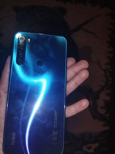 Информатика: Arxa tərəfində dörd kamera, barmaq izi skaneri və "Redmi" loqosu olan