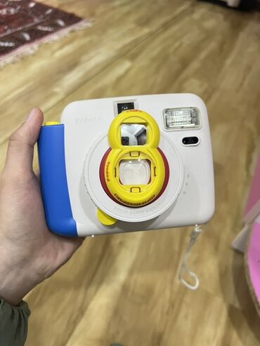 поко ф: Фотоаппарат моментальной печати Popoto в бело-сине-желтом корпусе