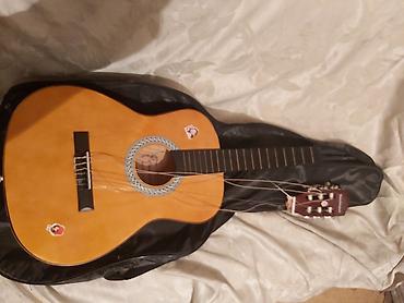 gibson gitara: Şəkildə göründüyü kimi kökləmə hissəsi qırılıb, pərpası mövcutdur — 1