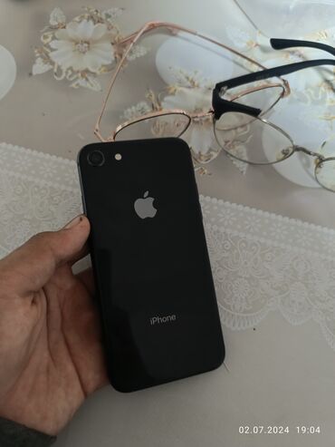 Apple iPhone: IPhone 8, Б/у, 64 ГБ, Jet Black, Чехол, 100 %