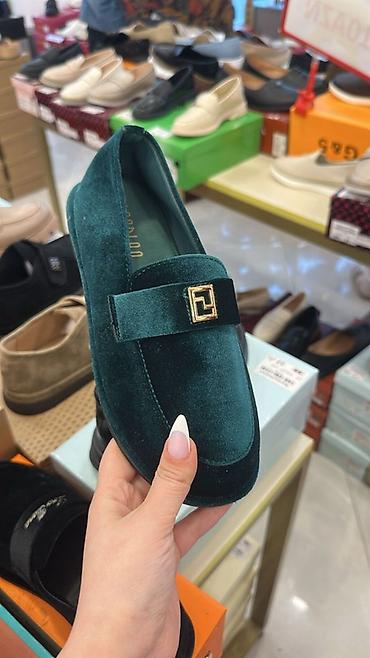 kişi üçün ev şap şapları: Zümrüd-yaşıl məxmər qadın loafersi - Material: yumşaq məxmər üstlük — 1