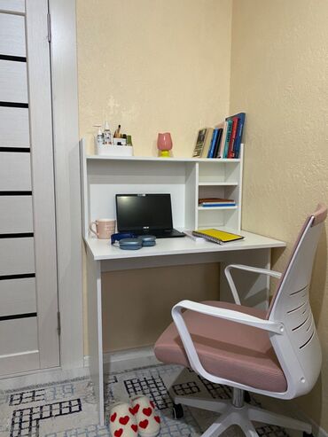 столы и шкафы для офиса: Компьютерный Стол, цвет - Белый, Новый