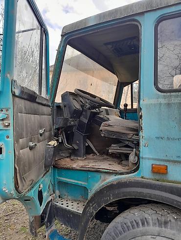 фургоны категории б: Yük maşını – 6x4 təkər formulu, mavi rəngli bortlu/karkaslı yük kuzovu — 6