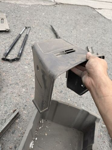 Другие автозапчасти: Набор различных автозапчастей, включая ремни безопасности, панель — 32