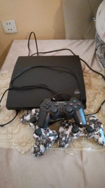 купить playstation 4 в баку: Sony PlayStation 3 oyun konsolu ilə birlikdə bir ədəd orijinal qara