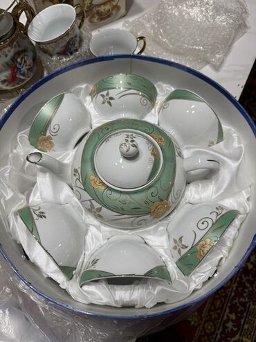 куплю чайный сервиз: Фарфоровый чайный набор в подарочной круглой коробке. Состав: -