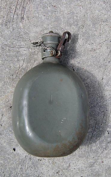 Staro posuđe i escajg: Dve Očuvane stare, vojne čuture, aluminijumske. Dve stare — 8