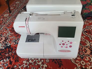 швейных машинки: Вышивальная машина JANOME Memory Craft 370e